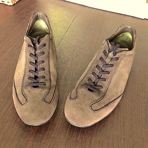 Tod’s sneakers. Brown suede.